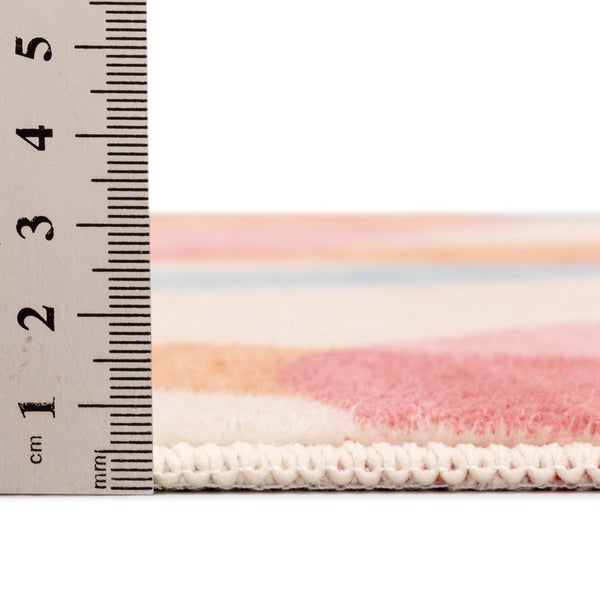 Teppich mit weichem Flor und einer Florhöhe von circa 15 Millimetern, gemessen mit einem Lineal.