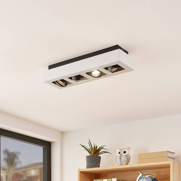 Deckenleuchte mit vier Strahlern in einem Wohnraum.