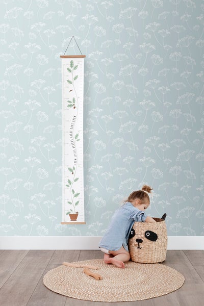 Kinderzimmer mit Wachstumsmesslatte, Kind und Panda-Korb auf einem runden Teppich