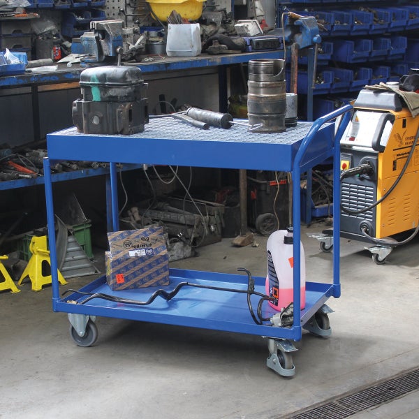 Werkstattwagen mit verschiedenen Werkstattgegenständen