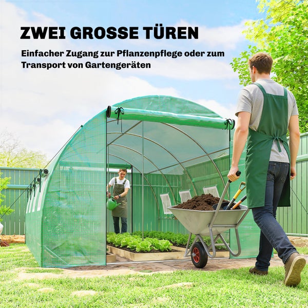 Begehbares Foliengewächshaus mit zwei Türen, Metallrahmen und Gitterfolie. Mann mit Schubkarre und Frau beim Gießen von Pflanzen im Garten.