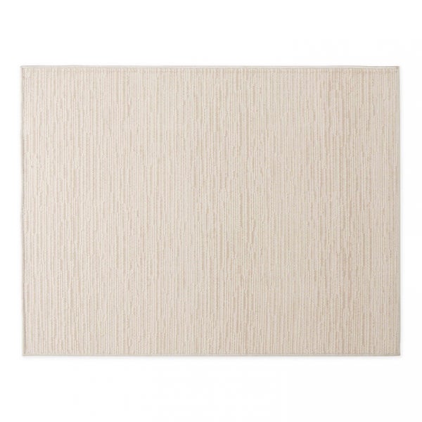 Rechteckiger beige gewebter Teppich mit strukturierter Oberfläche und feinem Linienmuster.