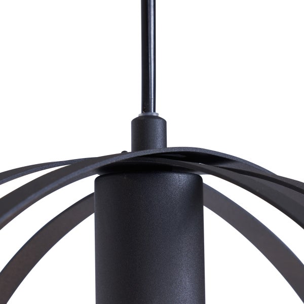 Moderne Pendelleuchte mit Metallstreben und zentralem Leuchtmittelgehäuse für den Innenbereich