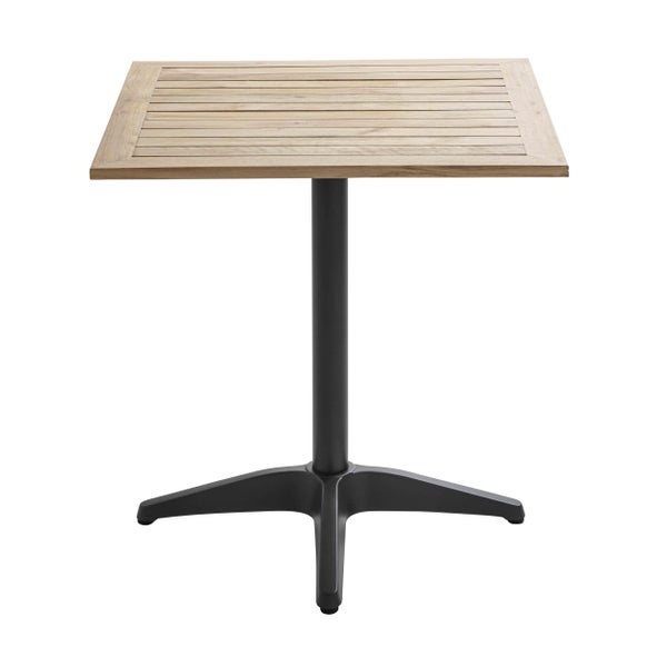 Quadratischer Bistrotisch mit Tischplatte aus Holzlatten und schwarzem Standfuß aus Metall.