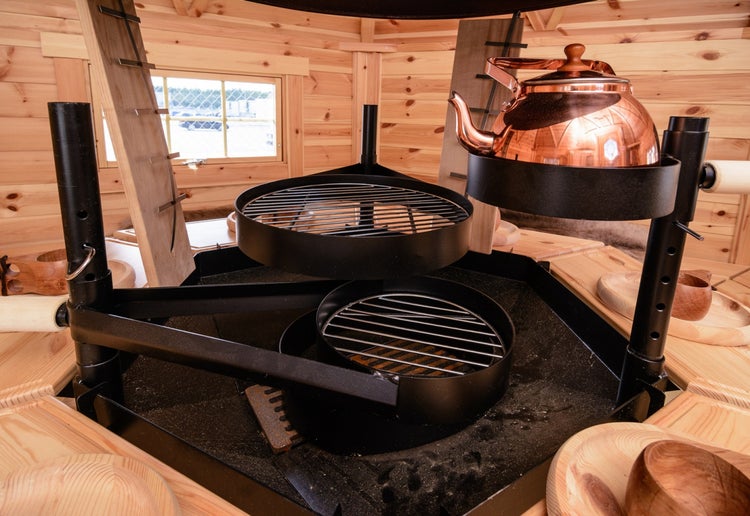 Grillkota mit Grill, Grillrosten und Teekessel