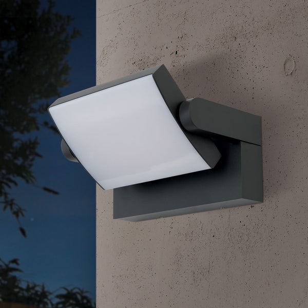 Moderne LED-Außenwandleuchte mit schwenkbarem Kopf an einer Betonwand.