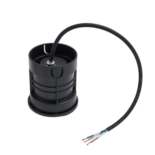 Einbaugehäuse für Außenstrahler aus schwarzem Kunststoff mit angeschlossenem dreiadrigem Stromkabel.