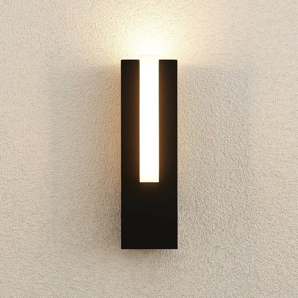 Schwarze rechteckige LED Außenwandleuchte mit vertikalem Lichtstreifen.