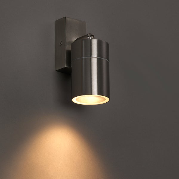 Moderne zylindrische Wandaußenleuchte aus gebürstetem Edelstahl mit warmweißem Lichtstrahl nach unten.