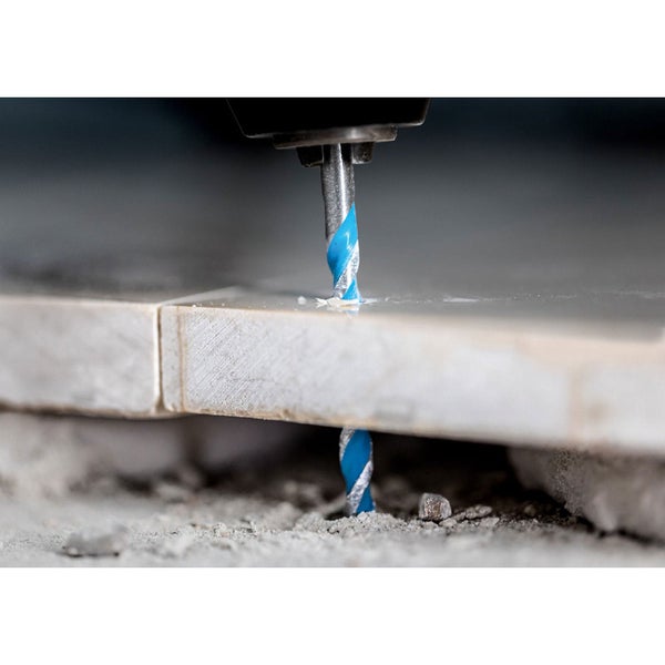 Bohrer bohrt durch eine Fliese