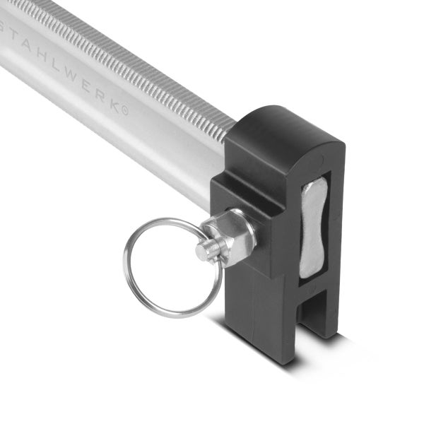 Stahlwerk Korpuszwinge mit parallelen Spannbacken und extra großen Auflageflächen.