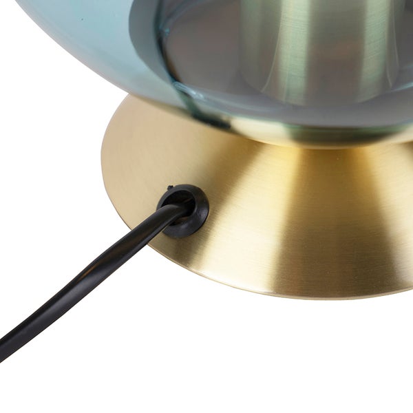 Detail einer Tischleuchte mit Glaskugel und Stromkabel