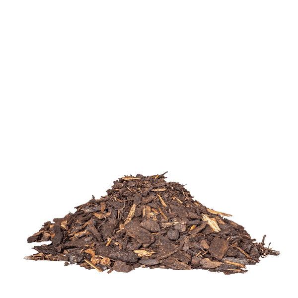 Ein Haufen Rindenmulch aus zerkleinerter Baumrinde zur Bodenabdeckung.