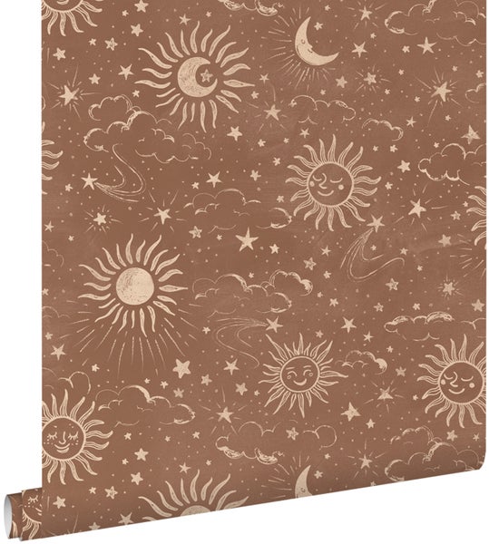 Braune Tapete mit handgezeichnetem Muster aus Sonnen, Monden, Sternen und Wolken.