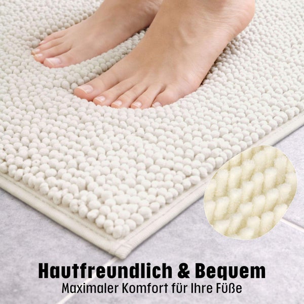 Barfuß auf einer weichen Badematte mit Chenille-Struktur und Detailansicht der Fasern.