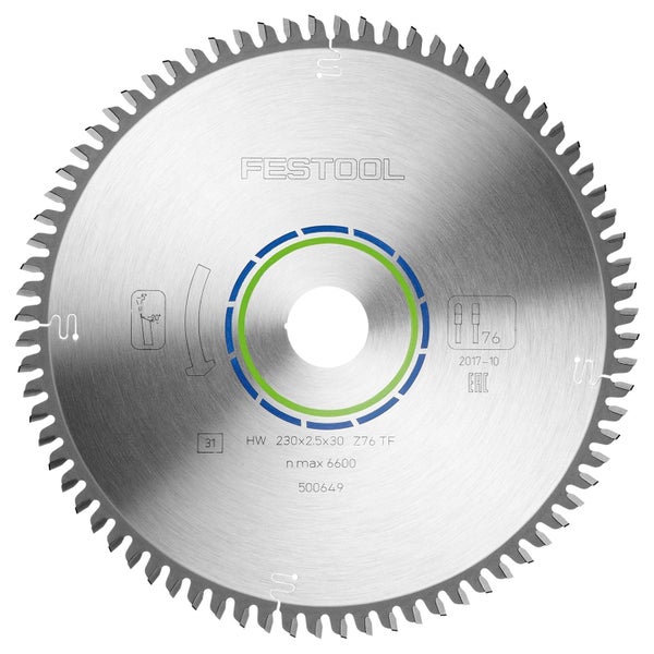 Detailansicht einer Tauchsäge beim Sägen von Holz