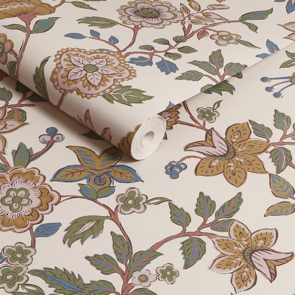 Tapetenrolle mit traditionellem Blumenmuster und floralen Motiven wie Blüten und Blättern.