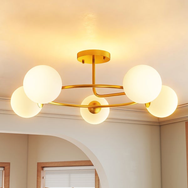 Moderne Deckenleuchte mit goldfarbenem Metallring und fünf weißen Glaskugeln an einer hellen Zimmerdecke.