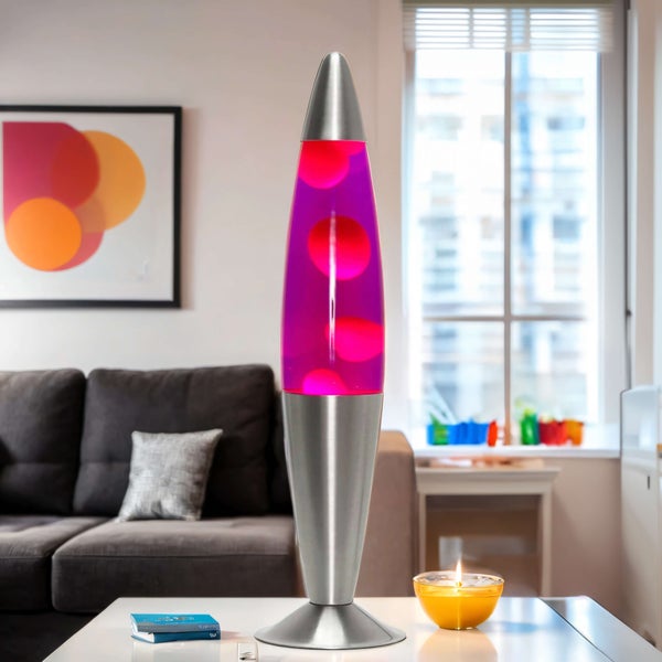 Lavalampe aus Metall und Glas auf einem Tisch in einem Wohnzimmer.