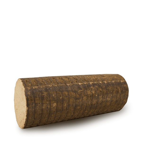 Rundes Holzbrikett aus gepresstem Holz für Kamin und Ofen.