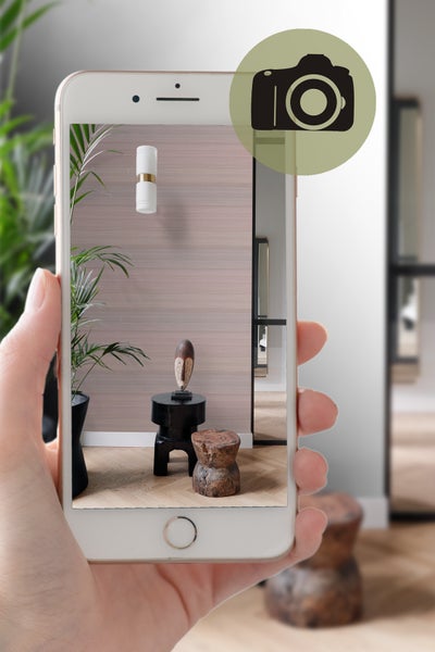 Smartphone-Ansicht eines dekorierten Raumes mit Tapete, Lampe, Pflanze und Möbeln