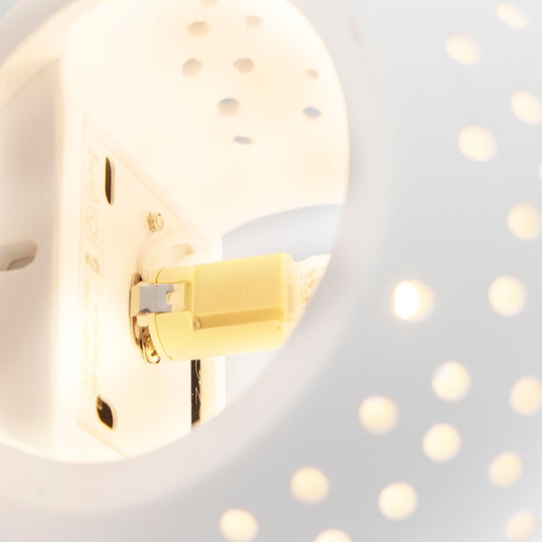 Innenansicht einer weißen Lampe mit Lampenfassung