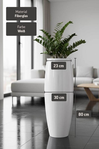 Hoher, weißer Pflanzkübel aus Fiberglas, Höhe 80 Zentimeter, Durchmesser 30 Zentimeter, in einem hellen, modernen Wohnzimmer mit grüner Pflanze.