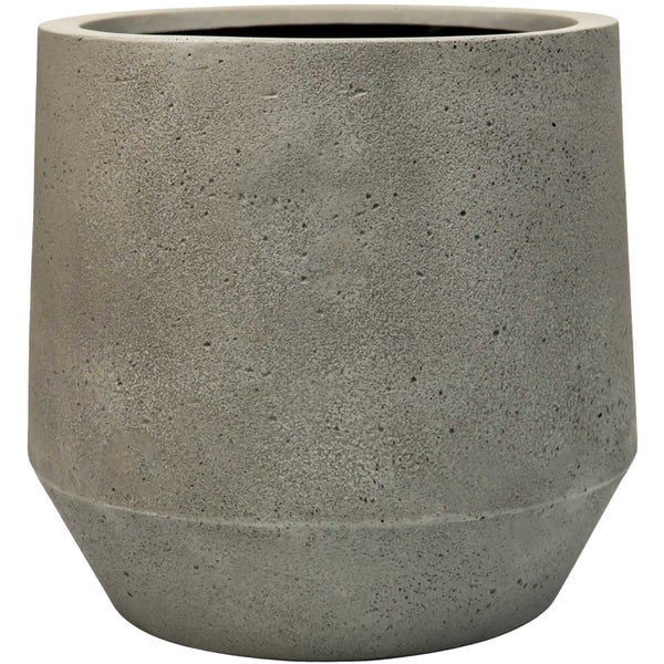 Pflanztopf in Beton-Optik mit strukturierter Oberfläche und konisch zulaufender Form.
