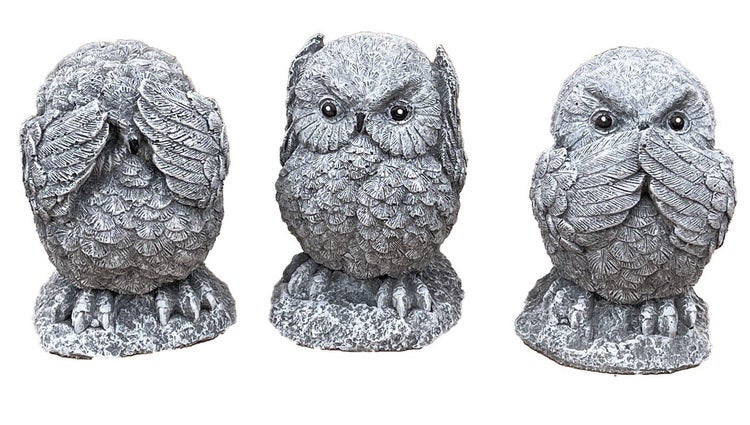 Set aus drei Eulenfiguren für den Garten, Darstellung der drei Affen, witterungsbeständige Steingussoptik.