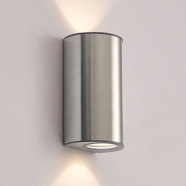 Moderne Außenwandleuchte aus gebürstetem Edelstahl in Halbzylinderform mit Lichtaustritt nach oben und unten.