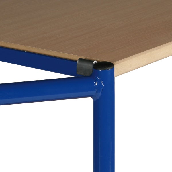 Detailansicht der Eckverbindung eines blauen Metallregals mit brauner Holzplatte und schwarzem Kunststoffclip.