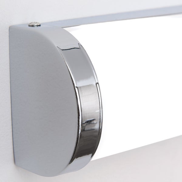 Wandleuchte mit metallischem Gehäuse und halbrundem Design als Nahaufnahme.
