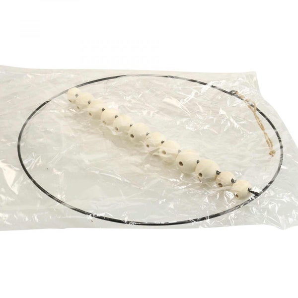 Dekorativer Ring mit Holzperlen in Verpackung