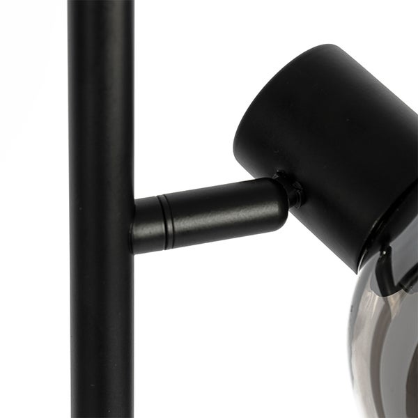 Detailaufnahme einer schwarzen Stehlampe mit Leuchtmittel