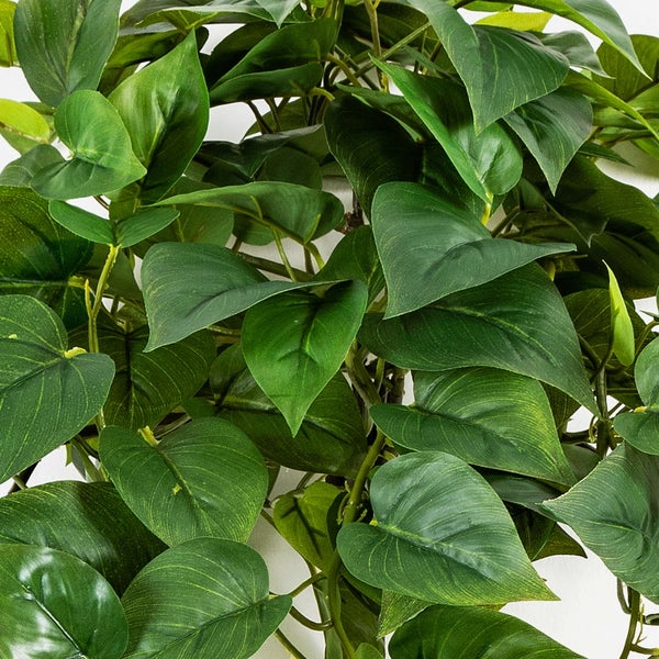 Künstliche Ranke mit grünen herzförmigen Blättern an einem dünnen Stiel.