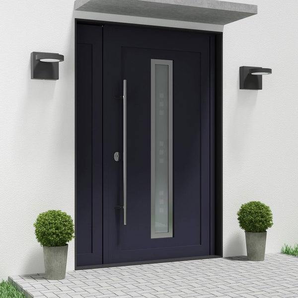 Moderne dunkelblaue Haustür mit vertikalem Lichtausschnitt, Edelstahlstangengriff und Seitenteil in einem hellen Eingangsbereich.