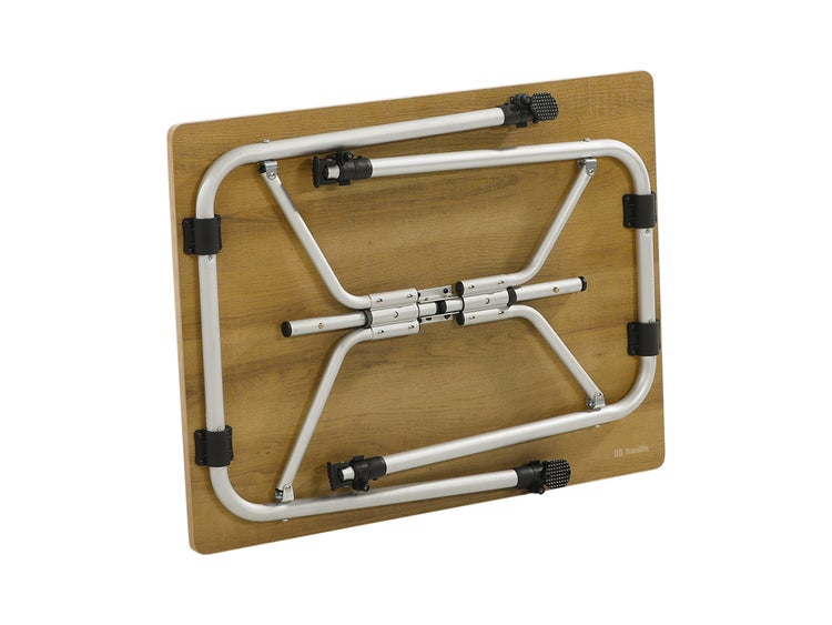 Unterseite eines zusammengeklappten Travellife Campingtisches mit Tischplatte in Holzoptik und Aluminiumgestell.