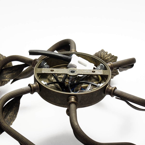 Deckenleuchte mit elektrischer Verkabelung für den Anschluss an die Stromversorgung