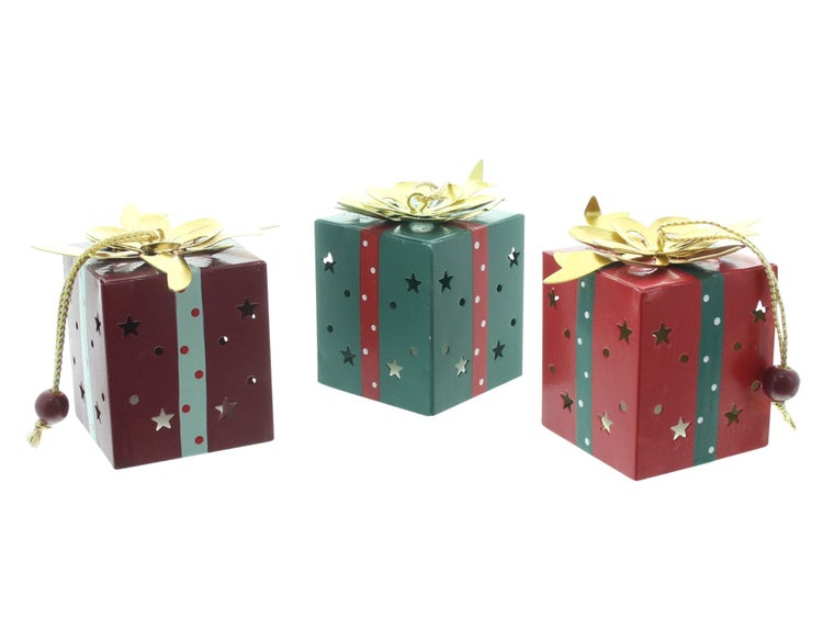 Drei quadratische Weihnachtsgeschenkanhänger aus Metall mit ausgestanzten Sternen und einer Schleife als Dekoration für den Weihnachtsbaum.
