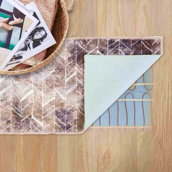 Beiger Teppich mit Pfeilmuster und elektrischer Fußbodenheizung