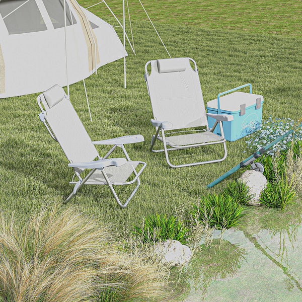 Zwei klappbare Campingstühle mit Kopfstützen neben einer blauen Kühlbox und einem Zelt auf einer Wiese mit einer Angelrute.