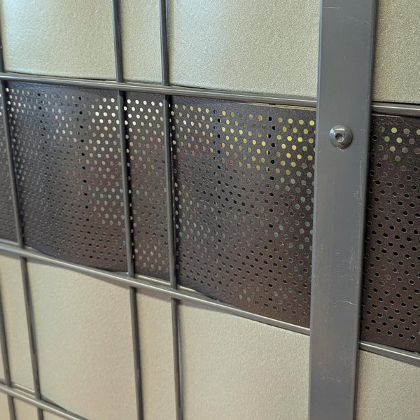 Detailansicht eines Metallregals mit Lochblech