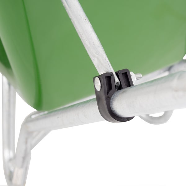 Detailansicht einer Schubkarre mit Befestigungselementen aus Metall und Kunststoff