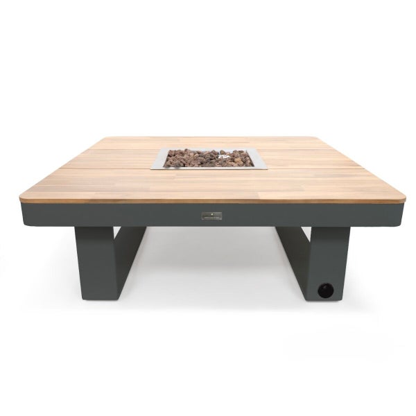 Quadratischer Loungetisch mit integriertem Gas-Feuerkorb, Tischplatte aus Holz und Metalluntergestell.
