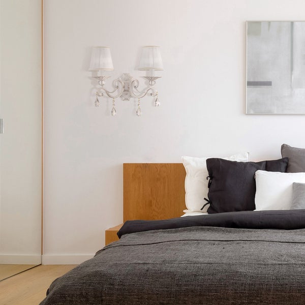 Schlafzimmer mit Bett, Wandleuchte und Bild