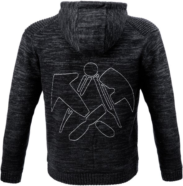 Strickjacke mit Kapuze, Rückseite mit gestickter Kontur von gekreuztem Hammer und Schlägel.