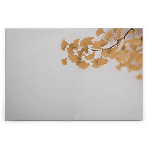 Wandbild mit einem Ast voller Ginkgoblätter als dekoratives Motiv auf Leinwand
