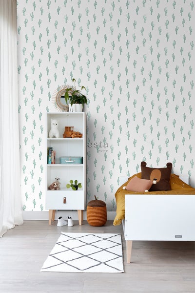 Kinderzimmer mit Kakteen-Tapete, Regal und Kinderbett.