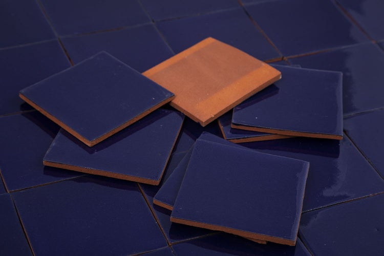 Quadratische Keramikfliesen in unterschiedlichen Farben