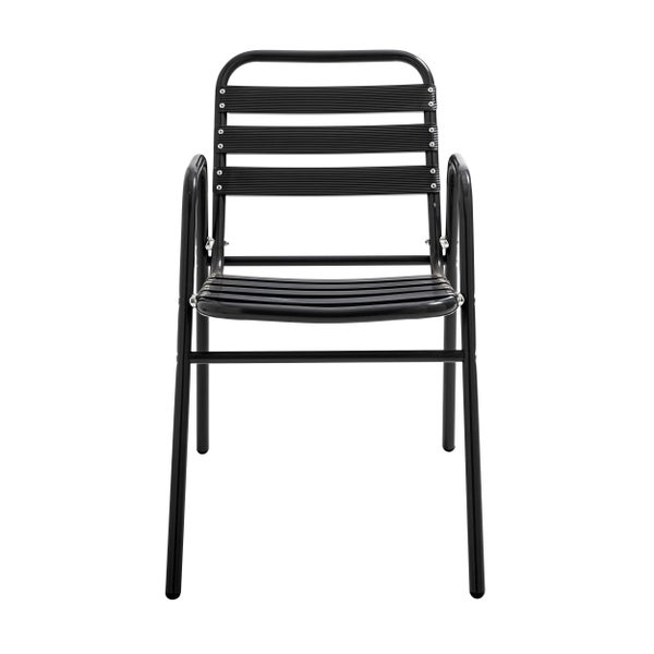 Stapelbarer Gartenstuhl aus schwarzem Metall mit Armlehnen und Sitzfläche sowie Rückenlehne in Latten-Optik.